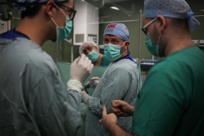 Yeryüzü Doktorları heyeti Gazze'de ameliyatlara girmeye başladı
